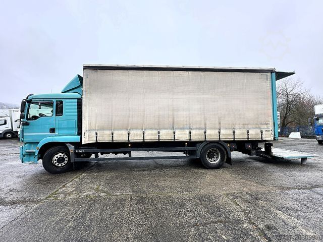 Valníkový nákladní automobil s plachtou MAN TGM 18.340