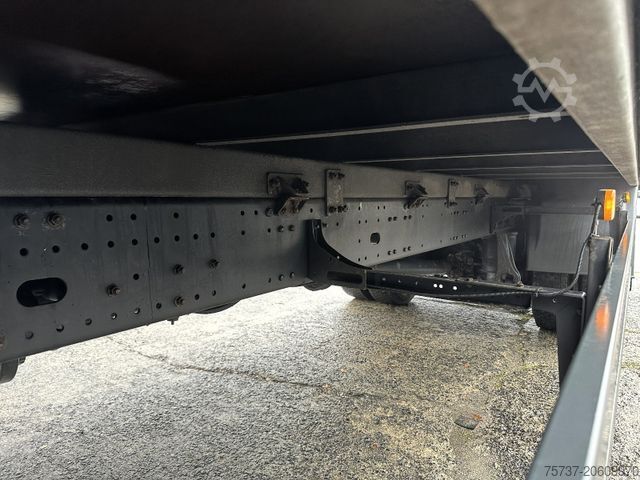 Valníkový nákladní automobil s plachtou MAN TGM 18.340