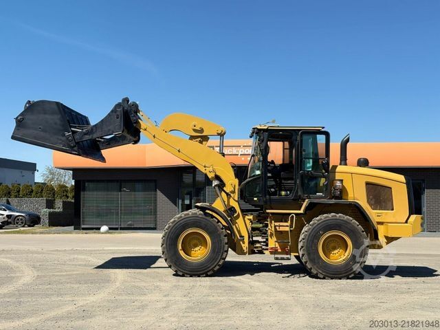 Kerekes rakodó CATERPILLAR 930M Radlader mit Schaufel 2.090 BTH
