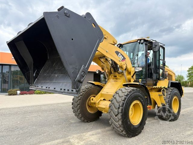 Kerekes rakodó CATERPILLAR 930M Radlader mit Schaufel 2.090 BTH