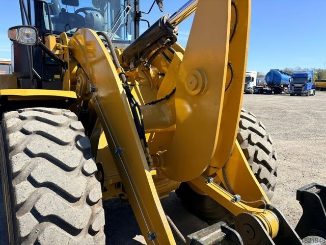 Kerekes rakodó CATERPILLAR 930M Radlader mit Schaufel 2.090 BTH