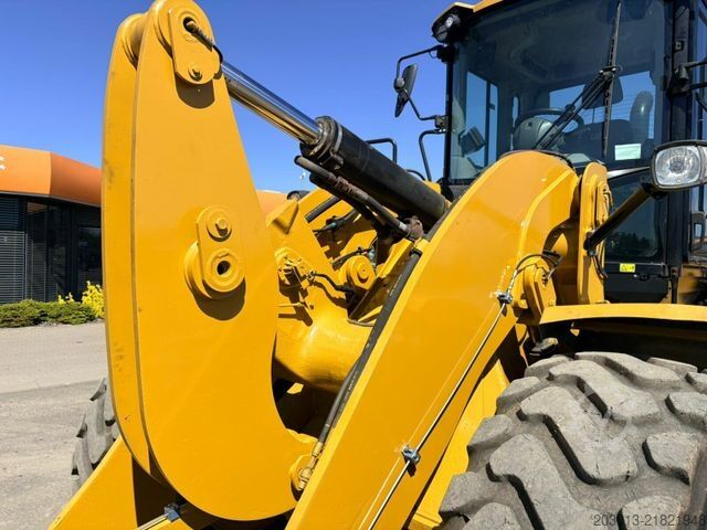 Kerekes rakodó CATERPILLAR 930M Radlader mit Schaufel 2.090 BTH