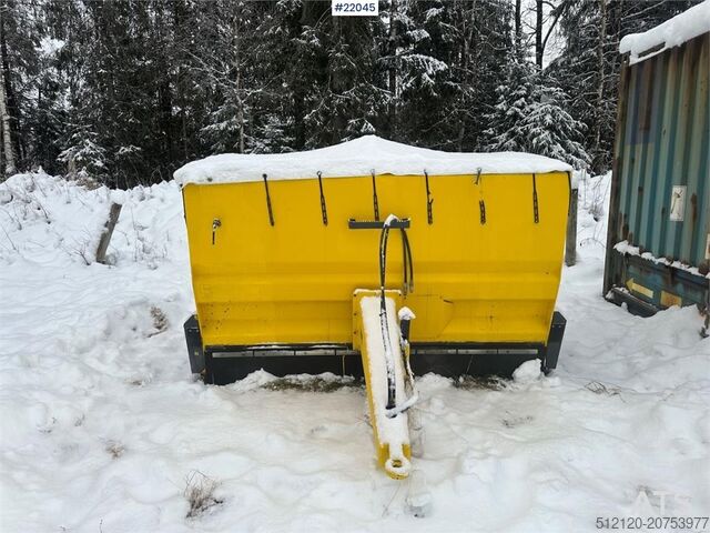 Esparcidor de sal/arena Vama. ¡Poco uso! Vama salt/sand spreader. Lightly used!