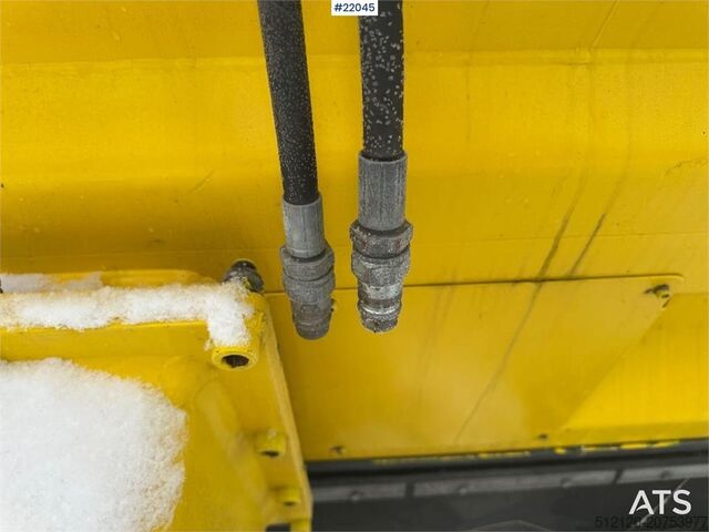 Esparcidor de sal/arena Vama. ¡Poco uso! Vama salt/sand spreader. Lightly used!