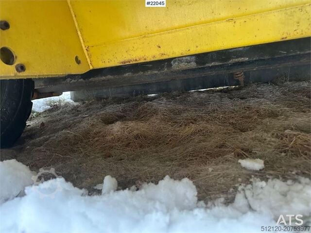 Esparcidor de sal/arena Vama. ¡Poco uso! Vama salt/sand spreader. Lightly used!