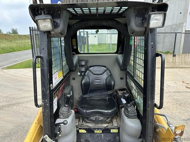 Lader CAT 216B3