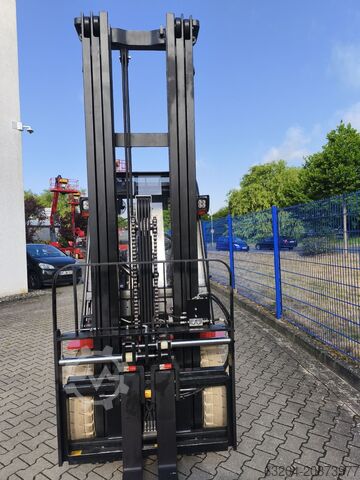 Electric 4-wheel forklift EP EFL353S