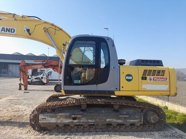 Chain excavator New Holland E215