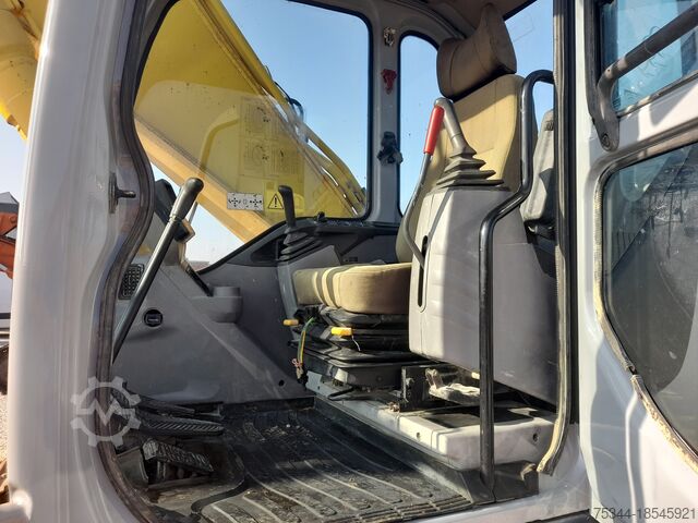 Chain excavator New Holland E215