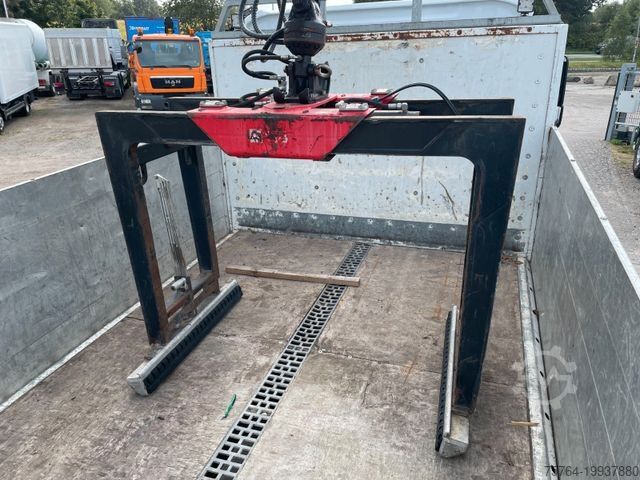 Flatbed truck MERCEDES-BENZ 1835 Antos / 6m Pritsche / HIAB 144 DLS-3 Pro