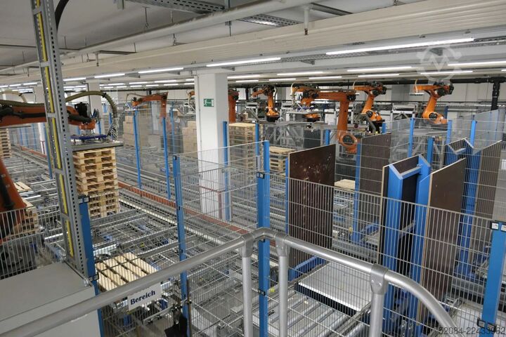 Linia paletyzująca z robotami KUKA KUKA Automatische Palettieranlage