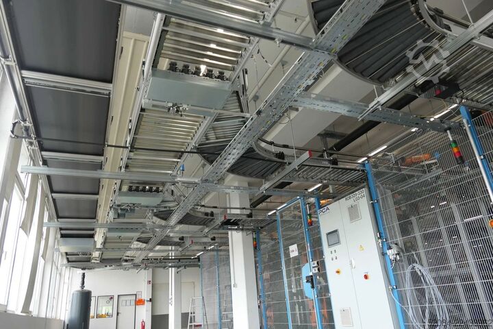 Linia paletyzująca z robotami KUKA KUKA Automatische Palettieranlage