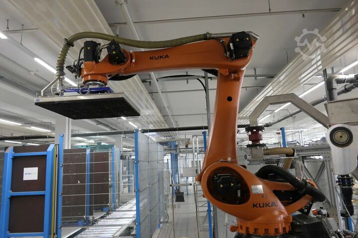 Linia paletyzująca z robotami KUKA KUKA Automatische Palettieranlage