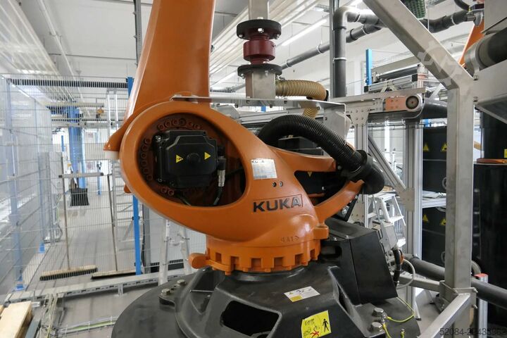 Linia paletyzująca z robotami KUKA KUKA Automatische Palettieranlage