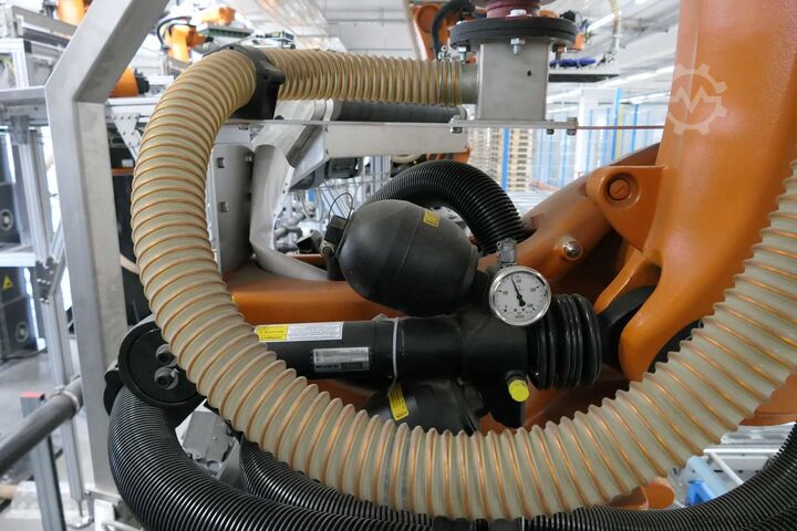 Linia paletyzująca z robotami KUKA KUKA Automatische Palettieranlage