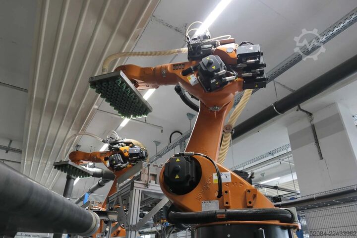 Linia paletyzująca z robotami KUKA KUKA Automatische Palettieranlage