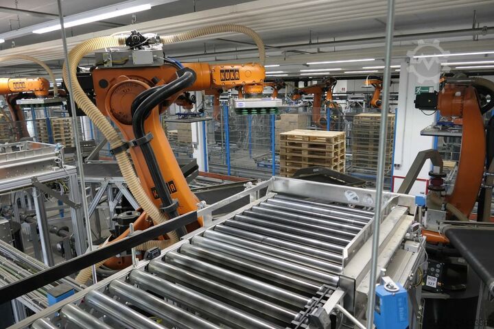 Linia paletyzująca z robotami KUKA KUKA Automatische Palettieranlage