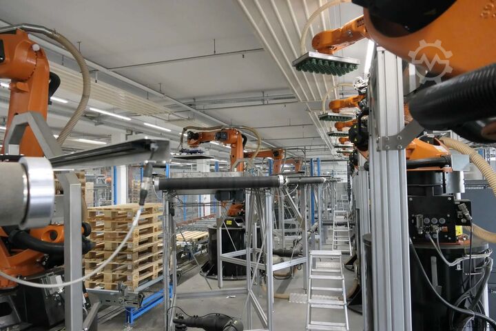 Linia paletyzująca z robotami KUKA KUKA Automatische Palettieranlage