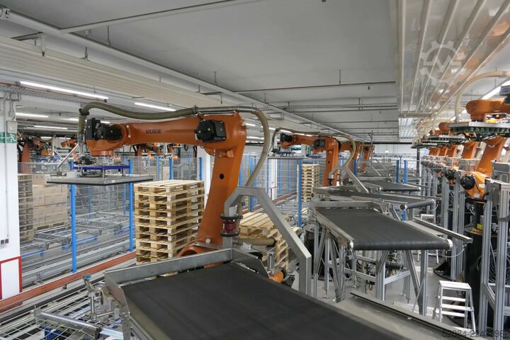 Linia paletyzująca z robotami KUKA KUKA Automatische Palettieranlage