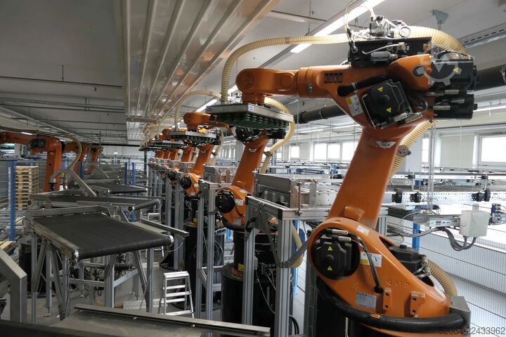 Linia paletyzująca z robotami KUKA KUKA Automatische Palettieranlage