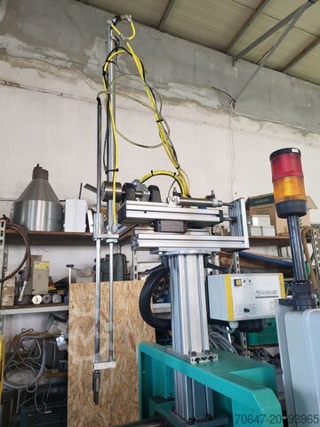 Arburg 270S with conveyor belt and picker Arburg 270 S 250-60