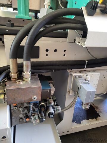 Arburg 270S with conveyor belt and picker Arburg 270 S 250-60