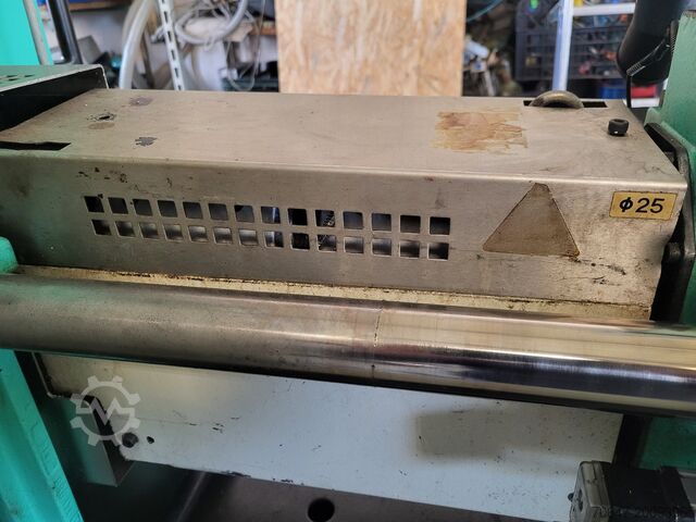 Arburg 270S with conveyor belt and picker Arburg 270 S 250-60