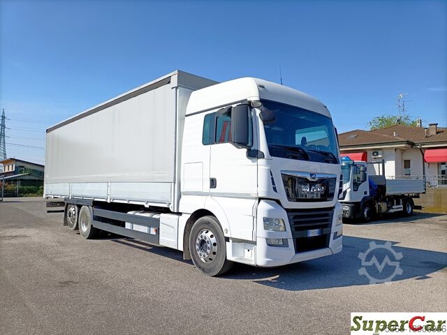 Platformwagen met dekzeil MAN TGX 26 460