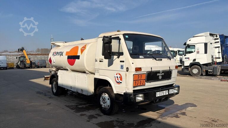 Tankwagen MAN 10.153 (7410L / STEEL SUSP. / MANUAL PUMP / POM...