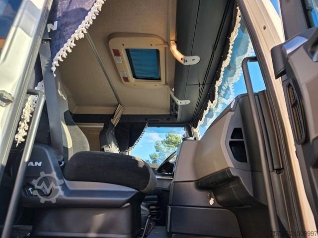 Wrecker MAN 26.400 TGX mit Baustoffplateau, geteilte Rampen