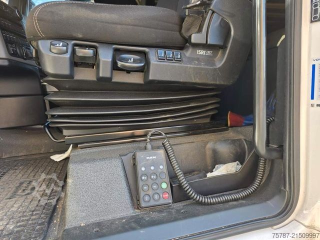 Wrecker MAN 26.400 TGX mit Baustoffplateau, geteilte Rampen