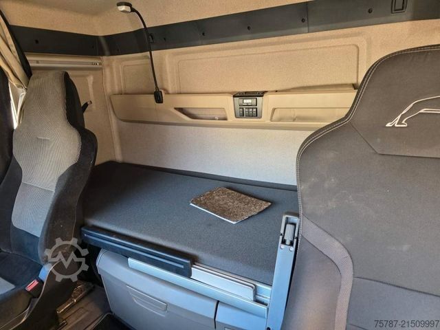 Wrecker MAN 26.400 TGX mit Baustoffplateau, geteilte Rampen