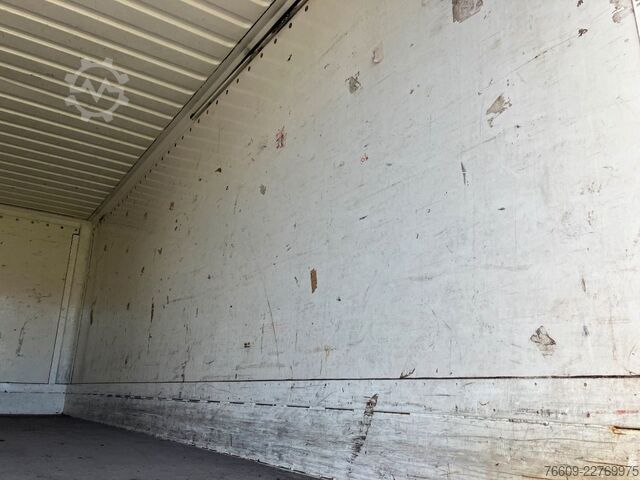 Remolque con caja móvil KRONE .