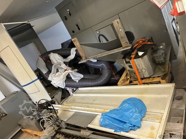 Universal machining center DECKEL MAHO DMU 60T RS3