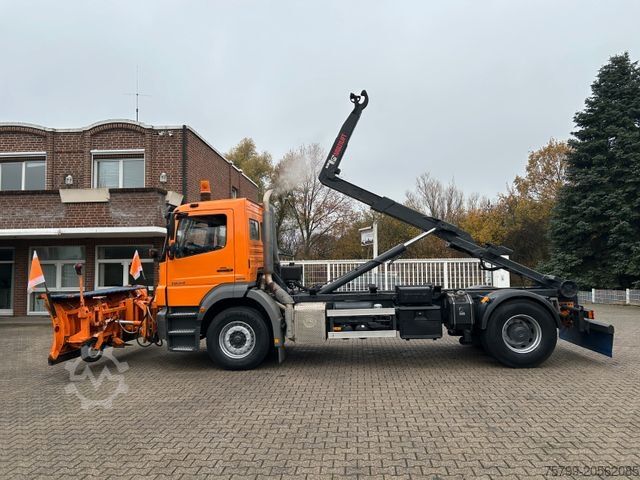 Kroghejselastbil MERCEDES-BENZ 1824 Axor Abroller mit Schneeschild und Streuer