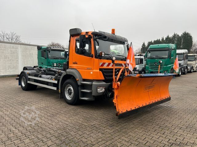 Kroghejselastbil MERCEDES-BENZ 1824 Axor Abroller mit Schneeschild und Streuer