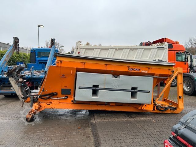 Kroghejselastbil MERCEDES-BENZ 1824 Axor Abroller mit Schneeschild und Streuer