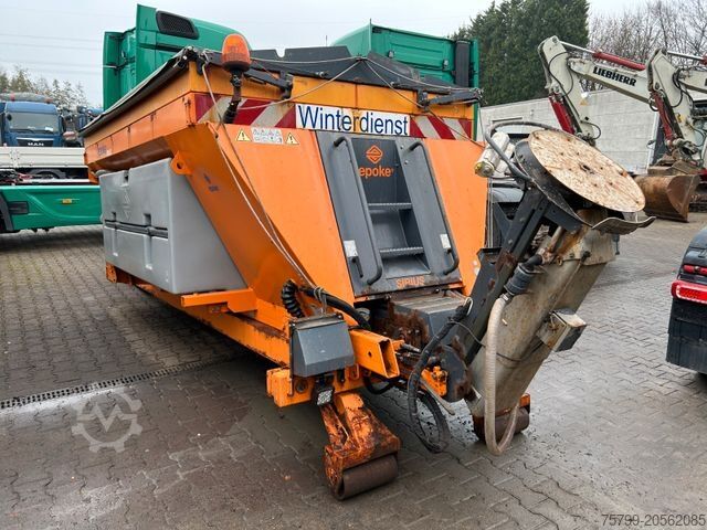 Kroghejselastbil MERCEDES-BENZ 1824 Axor Abroller mit Schneeschild und Streuer