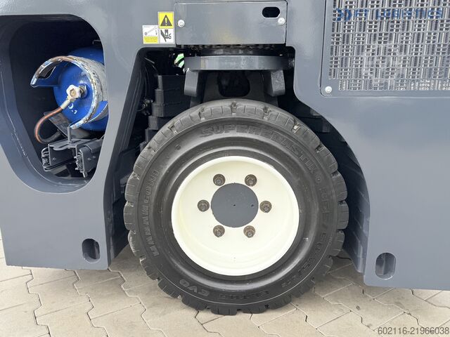 Stivuitor cu patru direcții Combilift CB4000 TRIPLEX 5200 FREE-LIFT POSITIONER