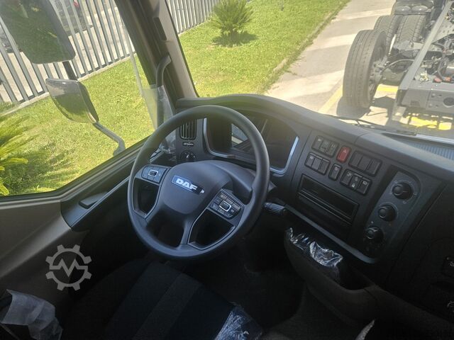 Autocarro con cassone DAF XB 230 FA 12 t furgonato con sponda