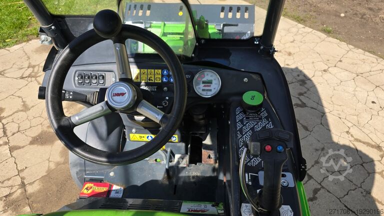 Lader op het erf Avant Tecno Avant 225