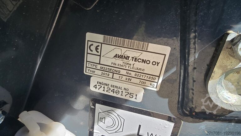 Lader op het erf Avant Tecno Avant 225