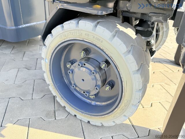 Chariot élévateur quatre roues Combilift AISLE MASTER TRIPLEX 8500 FREE LIFT TOP1