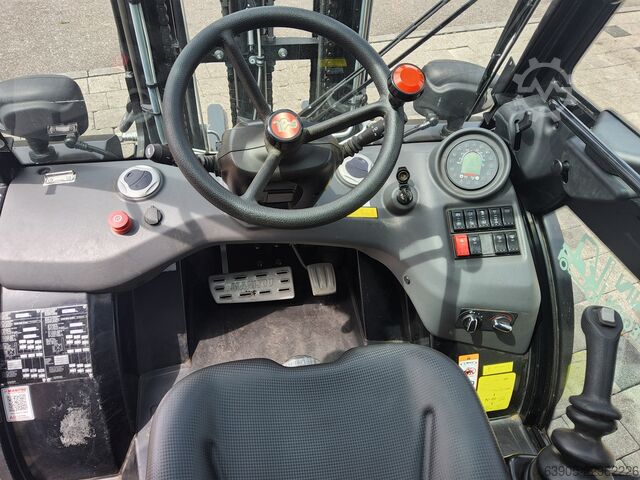 All-terrain forklift Manitou MC 25-4