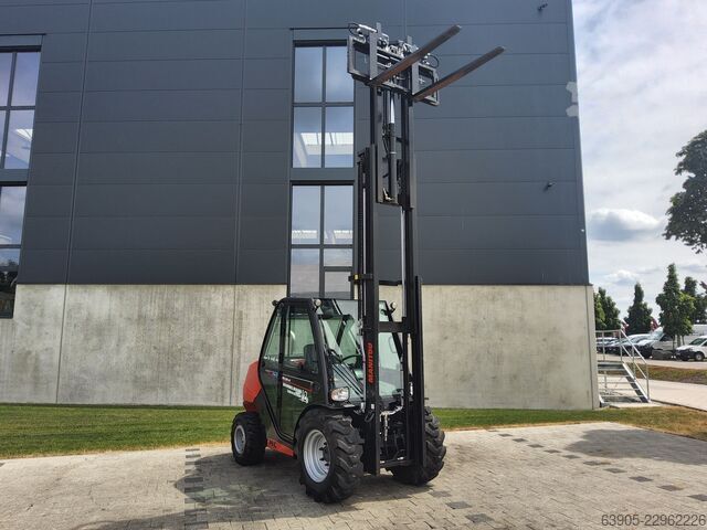 All-terrain forklift Manitou MC 25-4