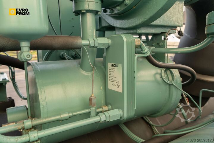Kühler Used Watercooled chiller York YK CG CF Q7 5CI F 2000 kW. 2005 yom
