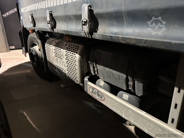 Autocarro con pianale e telone IVECO 120