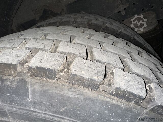 Autocarro con pianale e telone IVECO 120