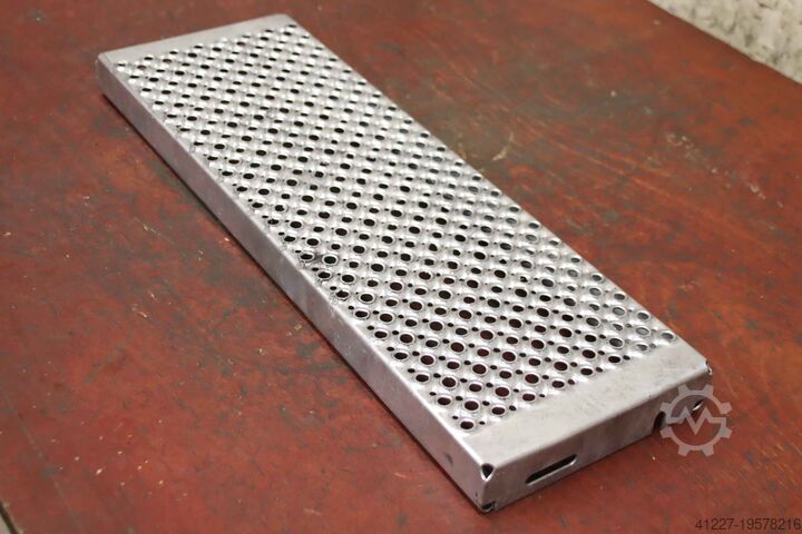Marche en tôle perforée avec grille Stahl 600x200x45 mm