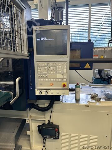 Spuitgietmachine met robot ZHAFIR ZE2300III